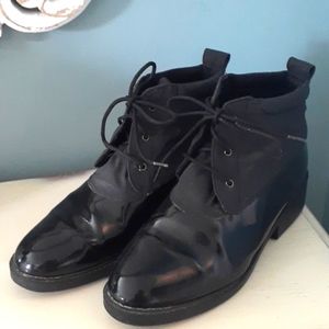 % Cougar black patent & nylon lace-up low winter boots